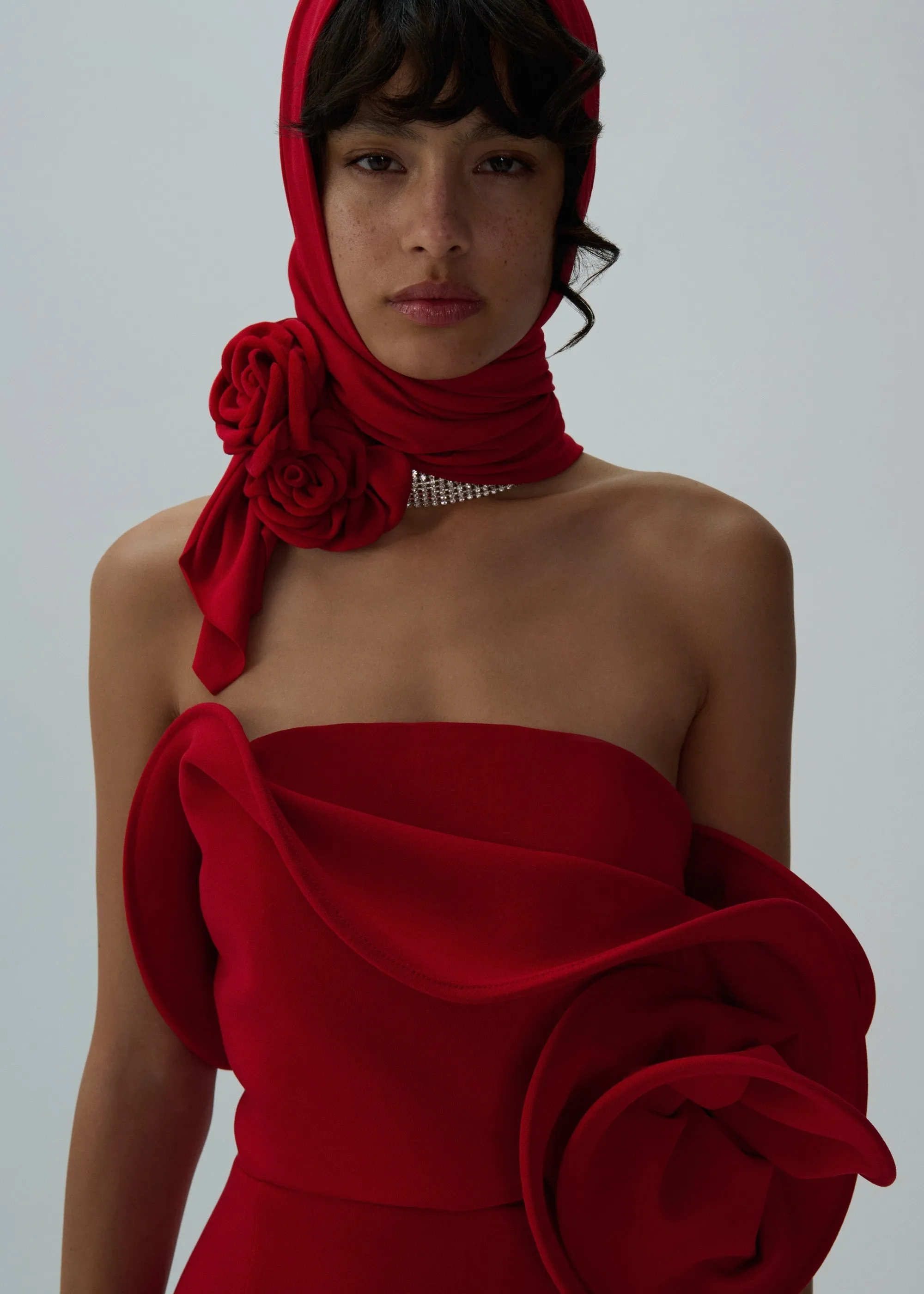 Brooch jersey veil scarf in red