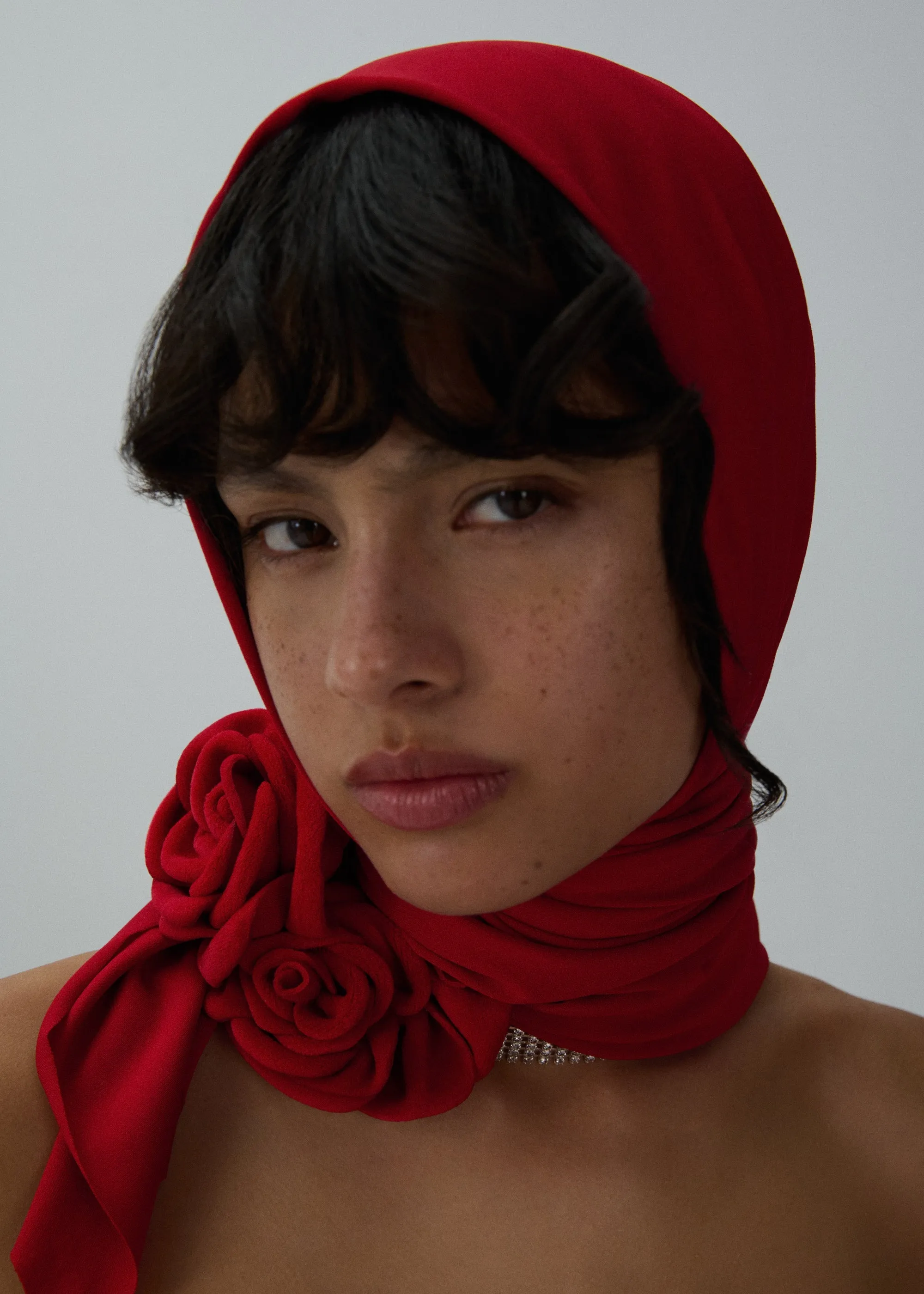 Brooch jersey veil scarf in red