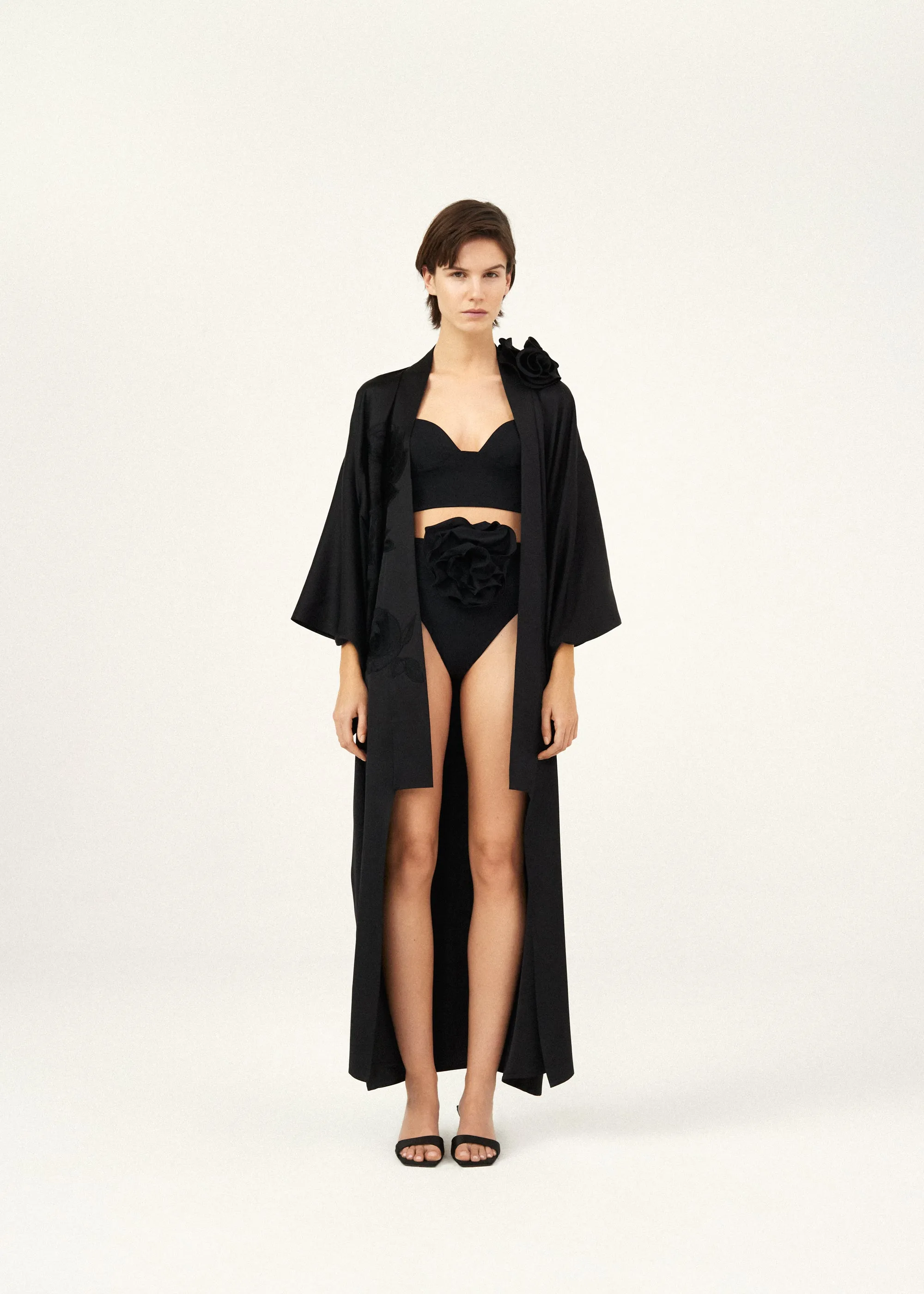 Silk embroidered kimono in black